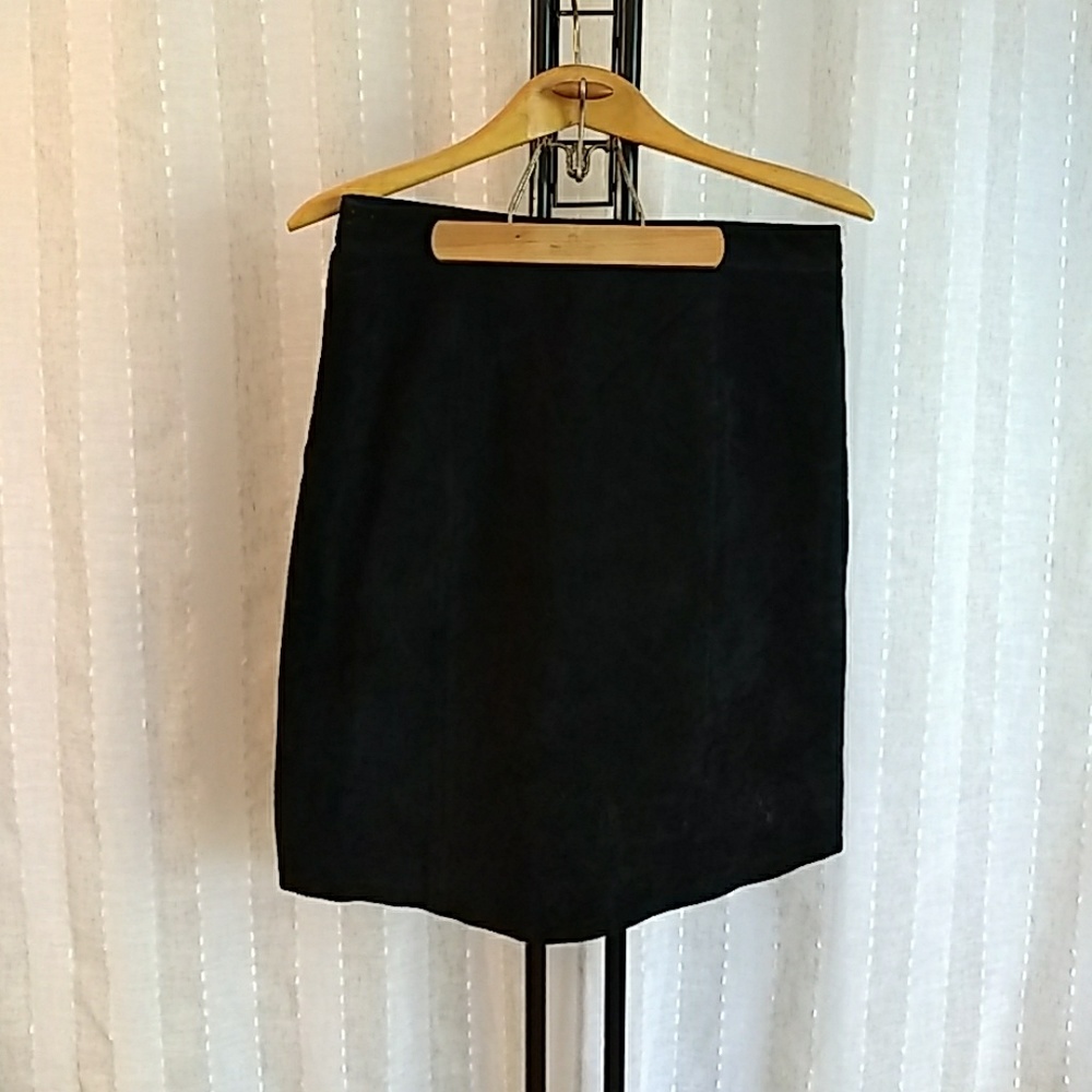 Global Identity 100% leather skirt